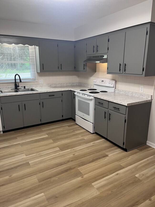 Foto del edificio - 3300 Twin Hills Rd NW