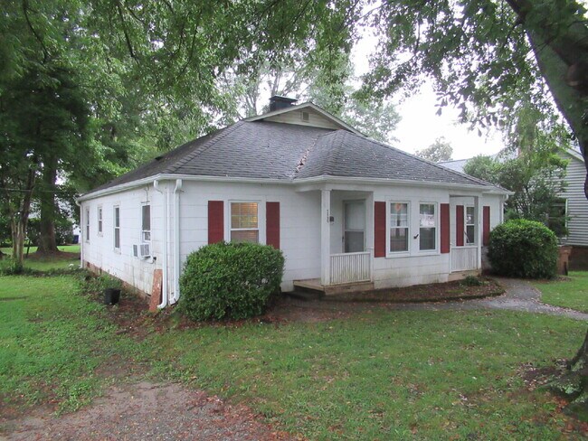 Foto del edificio - Downtown Lincolnton Duplex!