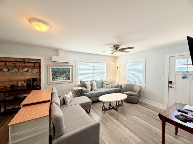 Building Photo - 216 La Paloma Pl