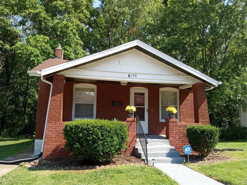 Primary Photo - 4300 Ravenwood Ave