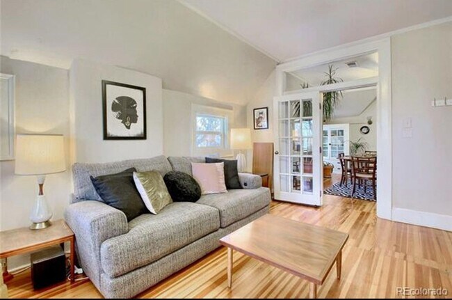 Building Photo - Charming Historic Condo in the Heart of Up...