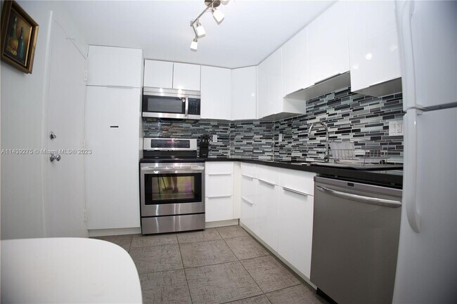 Building Photo - 500 Bayview Dr