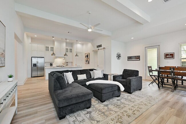 Foto del edificio - 5048 Mooney Fls Dr