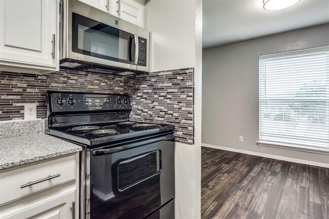 Foto del edificio - 7913 N Harwood Rd