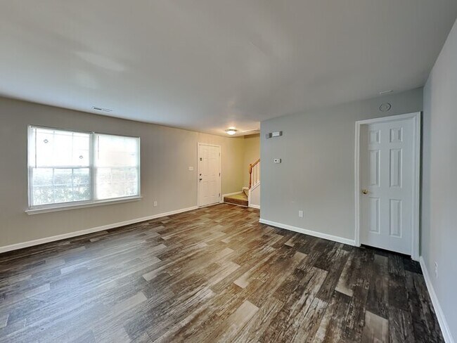 Building Photo - 2817 Fairstone Ave