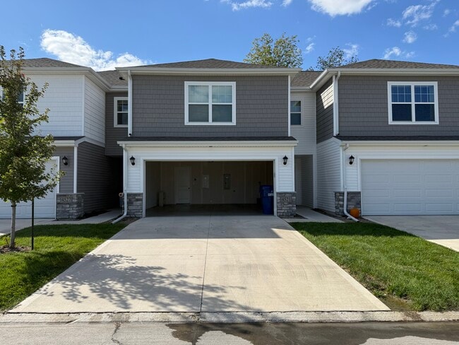 Building Photo - 4521 SE Ember Ln