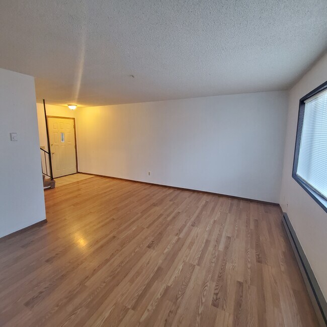 Building Photo - 1232 E 3rd St