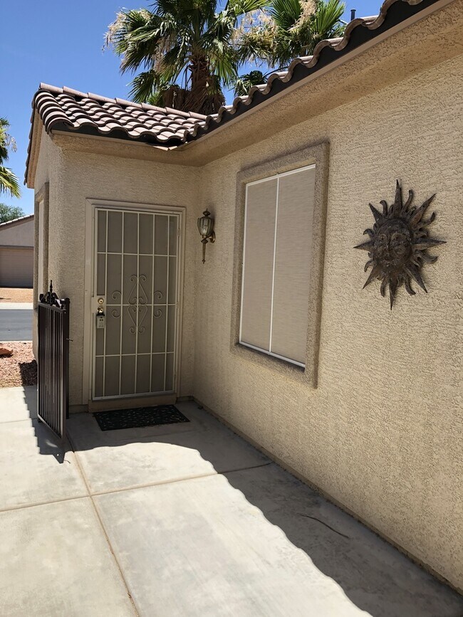 Building Photo - Stunning 3 bedroom 3 bath with Guest House in Sun City Anthem for 55+!