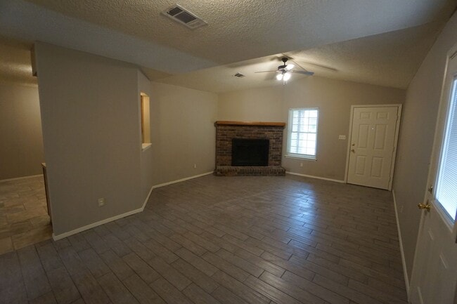 Building Photo - 3 Bed 2 Bath 1 Car Garage with Yard Care Included, Refrigerator Provided.