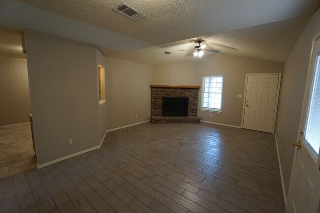 Foto del edificio - 3 Bed 2 Bath 1 Car Garage with Yard Care Included, Refrigerator Provided.