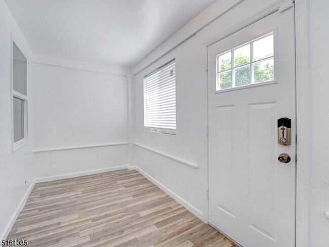 Building Photo - 31 Pine Grove Terrace
