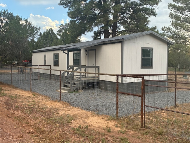 Building Photo - 1010 Cedar Dr