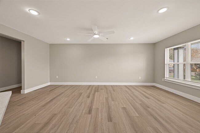 Foto del edificio - 3527 La Retama Dr