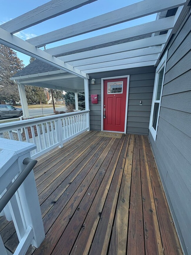 Foto del edificio - 4-bedroom, 2.5-bath home located on Poly.