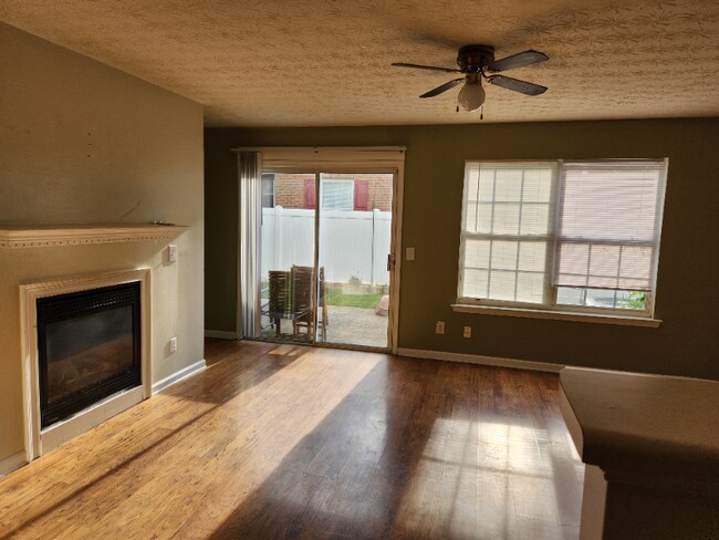 Building Photo - 579 W Oaks Dr
