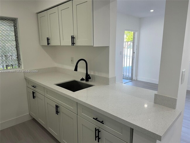 Building Photo - 1936 Normandy Dr