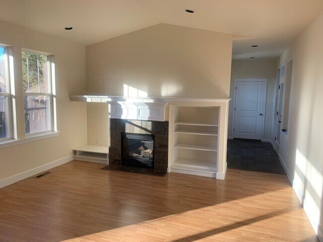 Building Photo - Nice 3 Bed/2 Bath Single Family Home in NE...