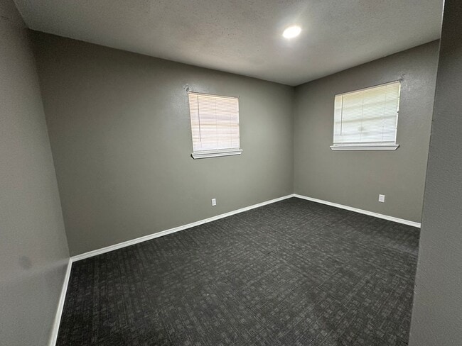 Building Photo - 307/309 E Fir St