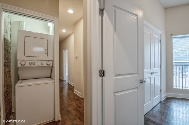Building Photo - *Virtual Tour Available*Stunning Condo Qua...