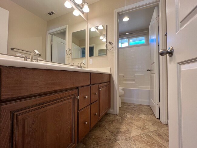 Building Photo - Harveston 5 bedroom with bedroom and bathr...