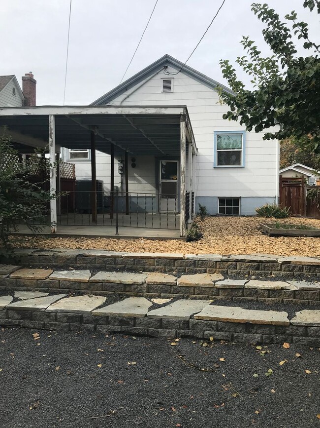 Building Photo - BEAUTIFUL 3 bedroom home with basement! Ce...