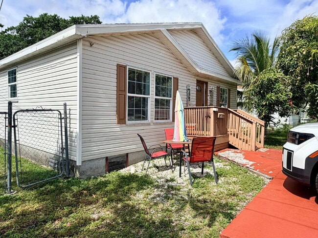 Building Photo - "Charming Room for Rent Retreat in Prime West Palm Beach Location!"