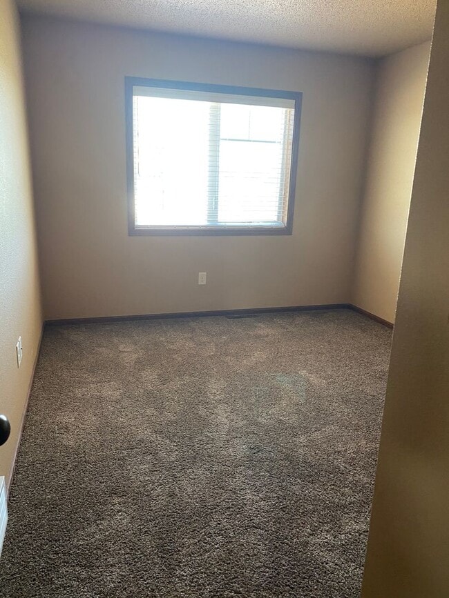 Building Photo - Beautiful, 3 bedroom Townhouse