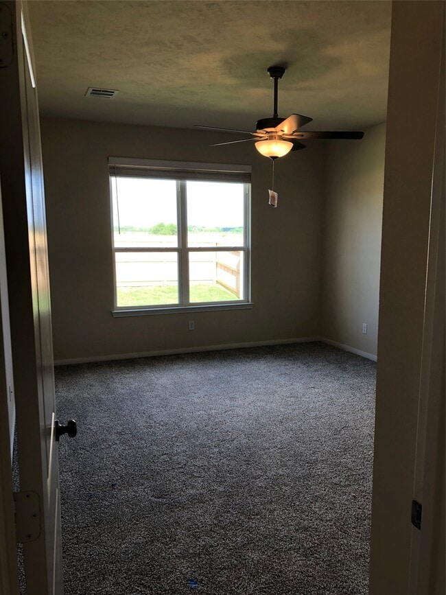 Building Photo - 1006 Old Vine Rd