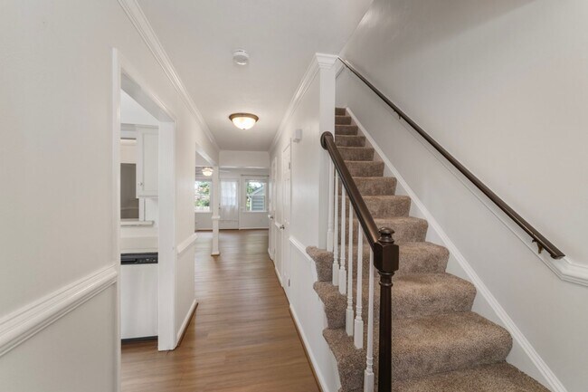 Building Photo - 2BR Townhouse Located in the Heart of Kemp...