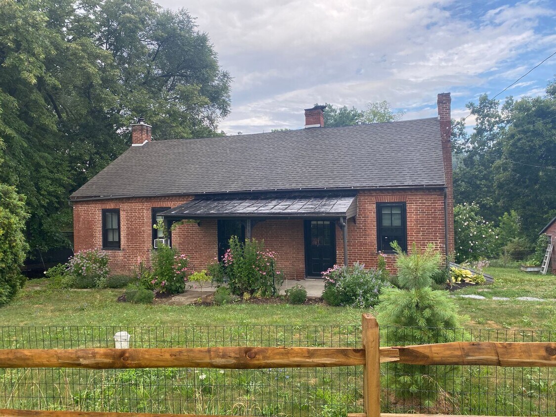 Primary Photo - Available Now Charming 2-Bedrooms 2 Full B...