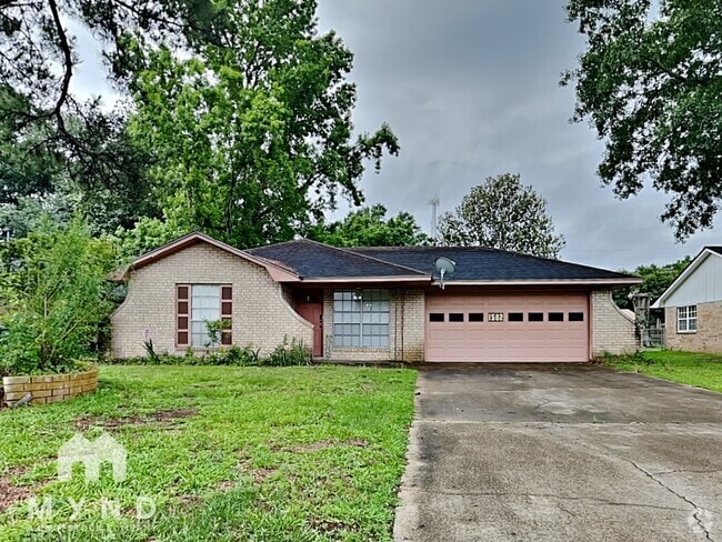 Building Photo - 1502 Maple St