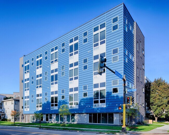 Foto del edificio - Studio, Top Floor Loft! U of M, Light Rail