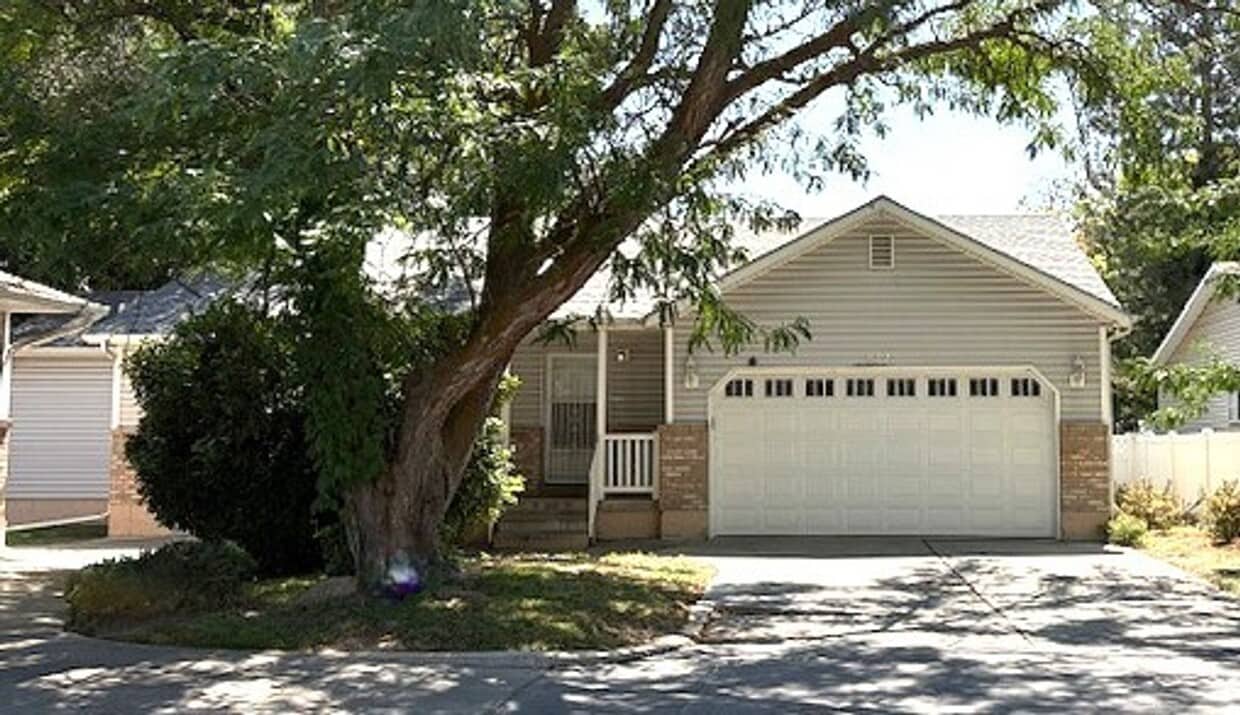 Primary Photo - 3 Bedroom / 3 Bath Home in Millcreek!