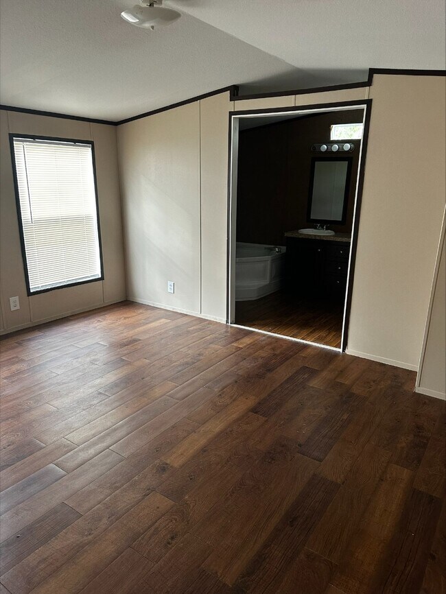 Foto del edificio - 3322 I-69 Access Rd