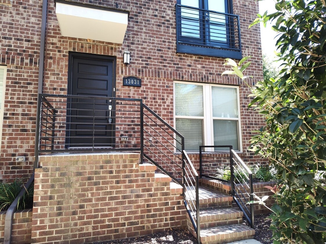 Foto principal - Modern End-Unit Townhome located in the Ce...