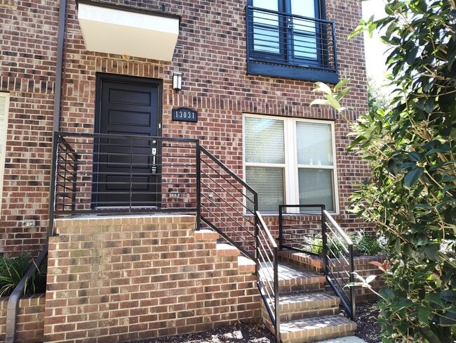 Modern End-Unit Townhome located in the Ce... - Modern End-Unit Townhome located in the Ce...