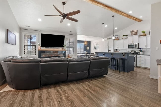 Building Photo - 304 Cliff Swallow Ave