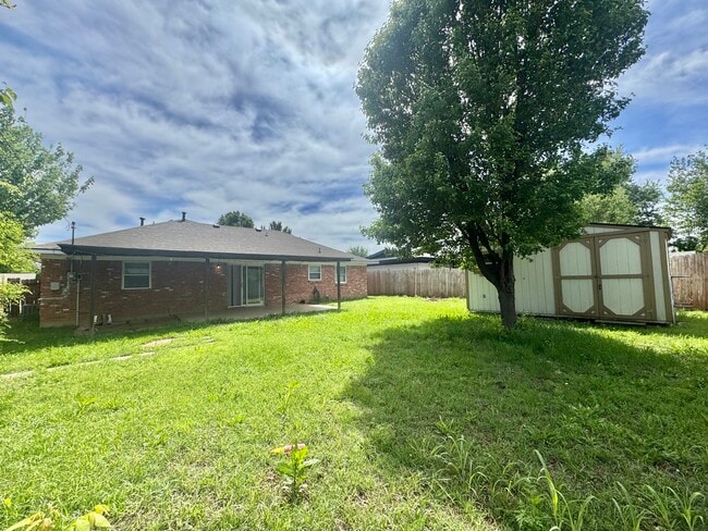 Building Photo - 7601 S Villa Ave