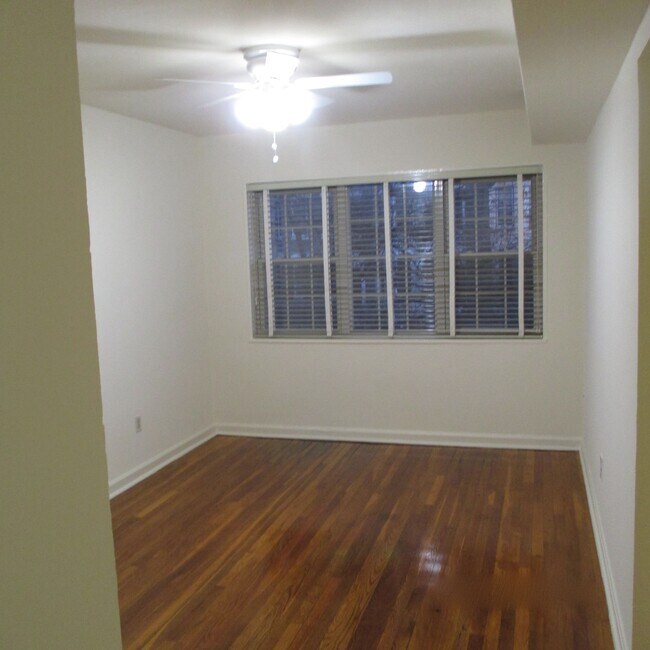 Living Room - Northern Exposure - 1521 E St SE