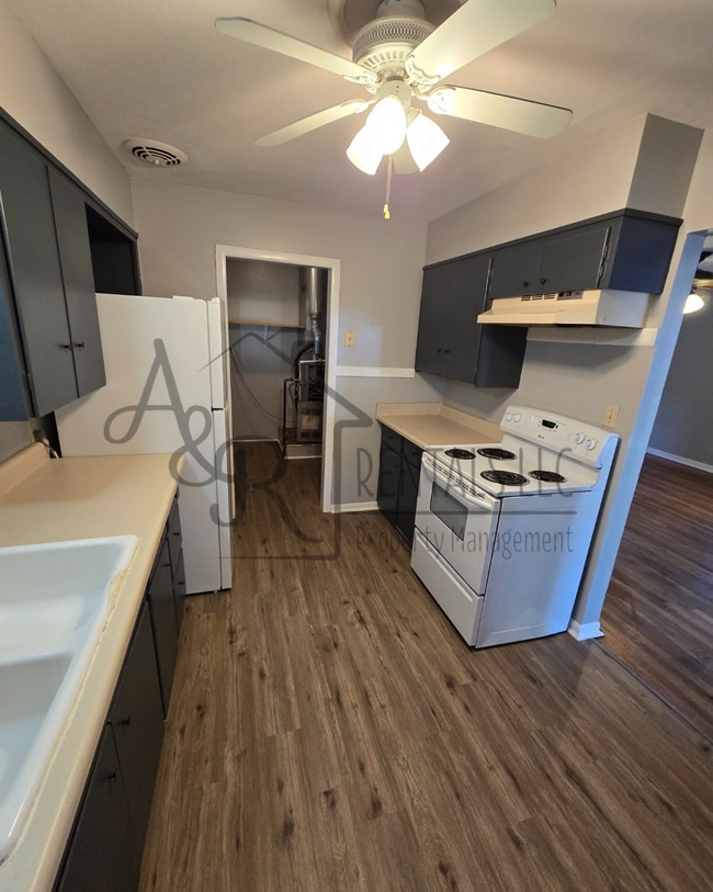 Building Photo - 714 S Chestnut St