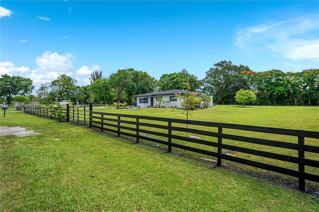 Primary Photo - 4660 SW 128th Ave