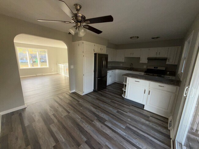 Foto del edificio - 4 BEDROOMS AND 2 FULL BATHROOMS