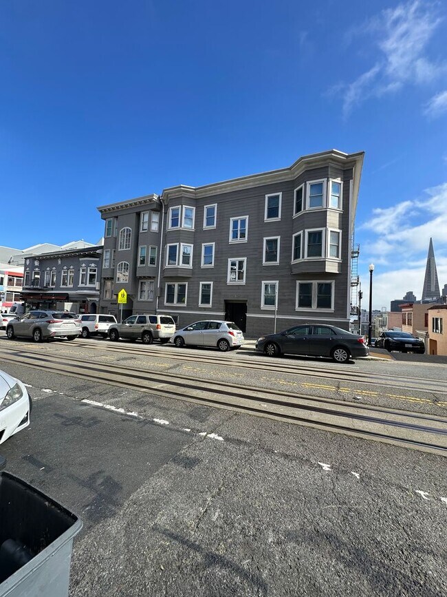 Foto del edificio - Spacious Nob Hill 3 BD/ 2 Bath Flat with Shared Roof-deck! Gorgeous City and Bay Views!!