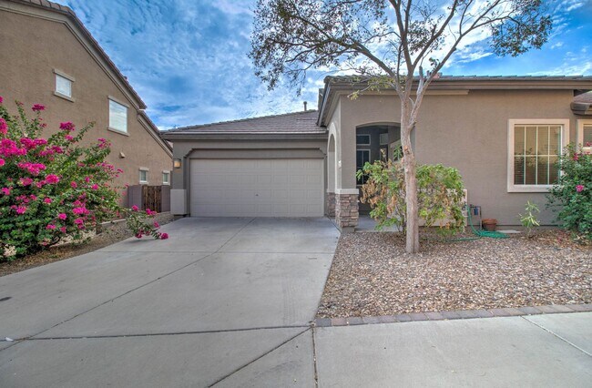 Foto del edificio - 3 Bedroom + 2 Bathroom + 2 Car Garage + Co...