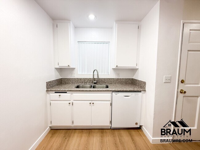 Foto del edificio - 14249 Friar St