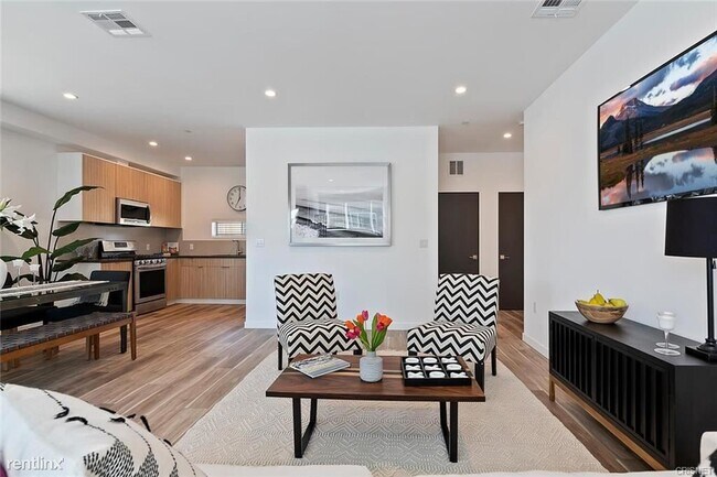 Foto del edificio - 4 br, 4 bath Townhome - 13538 Vanowen St A...