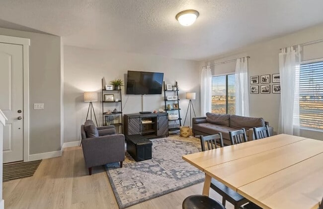 Foto del edificio - 8620 N Cottonwood Aly