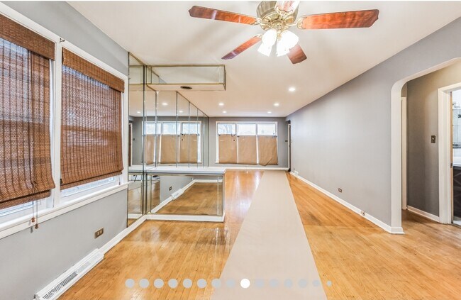 Foto del edificio - 8736 S Cornell Ave