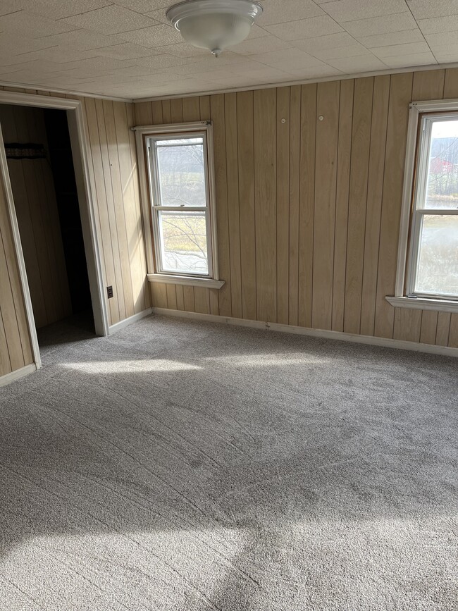 Building Photo - 357 Oak Dr