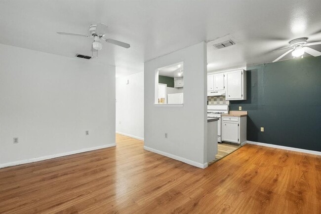 Building Photo - 1304 Delano St